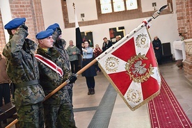 W katedrze obecni byli także przedstawiciele służb mundurowych, poczty sztandarowe, kombatanci i harcerze.