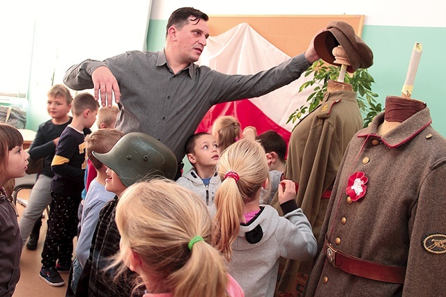 – To jest składanie kapitału. Nikt z nas nie zajmowałby się tym,  nie wierząc, że to ma sens – mówi o spotkaniach z młodymi Polakami R. Semołonik.