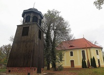 ▲	Wieża dzwonna w Czerńcu to obecnie jeden z najlepiej zachowanych i najcenniejszych zabytków tego typu w diecezji.