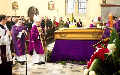 ▲	W ostatniej drodze śp. ks. Władysławowi towarzyszyli licznie kapłani i siostry zakonne.