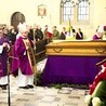 ▲	W ostatniej drodze śp. ks. Władysławowi towarzyszyli licznie kapłani i siostry zakonne.