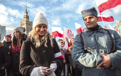 W Marszu Niepodległości szli z polskimi flagami głównie młodzi ludzie.