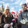 W Marszu Niepodległości szli z polskimi flagami głównie młodzi ludzie.
