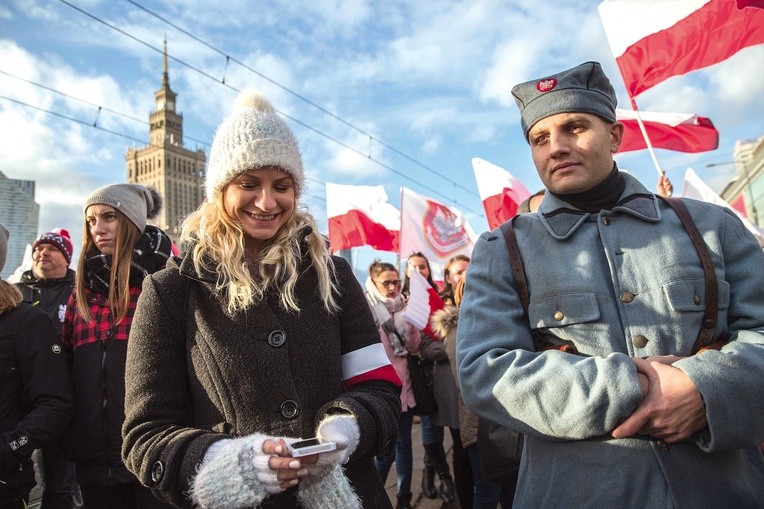 W Marszu Niepodległości szli z polskimi flagami głównie młodzi ludzie.