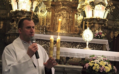 ▲	Ks. Rafał Masztalerz podczas adoracji Najświętszego Sakramentu.
