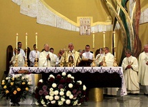 ▲	Mszy św. w kościele św. Brata Alberta przewodniczył bp Artur Miziński. 