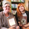 ▲	Teresa Gutek i Anna Kamińska – współautorki monografii o miejscowości i parafii Krzczonów.