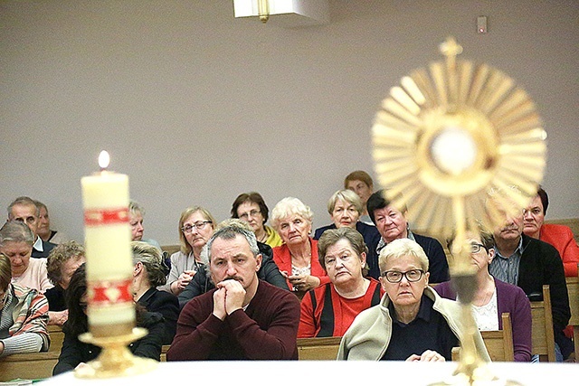 Rekolekcje dla osób w żałobie, wdów i wdowców. Adoracja Jezusa Eucharystycznego