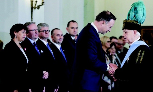 ▲	Najwyższe odznaczenie państwowe wręczył laureatowi prezydent RP Andrzej Duda.