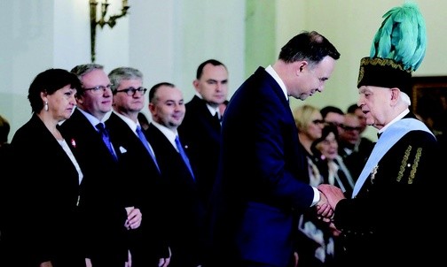 ▲	Najwyższe odznaczenie państwowe wręczył laureatowi prezydent RP Andrzej Duda.