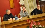 Prelegenci popołudniowej sesji sympozjalnej (od lewej): ks. dr Janusz Lewandowicz, red. Tomasz Rowiński i ks. dr hab. Przemysław Artemiuk