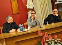 Prelegenci popołudniowej sesji sympozjalnej (od lewej): ks. dr Janusz Lewandowicz, red. Tomasz Rowiński i ks. dr hab. Przemysław Artemiuk