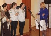 Gościom z Moskwy upominki od władz miasta wręczyła Renata Pogodzińska, dyrektor DPS. Od lewej: Luba, Ania i Wala Eremiejew