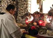 Kaplica Czaszek to jedno z najbardziej znanych miejsc w Czermnej. 