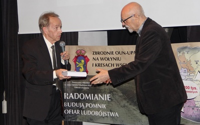 Za udział w spotkaniu i niezmiernie interesujący wykład Stanisławowi Srokowskiemu (z prawej) dziękował Bogusław Stańczuk, prezes Towarzystwa Miłośników Lwowa i Kresów Południowo-Wschodnich Oddział w Radomiu