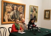 O muzeum w nowej szacie mówili podczas konferencji prasowej (od lewej): Paulina Szymalak-Bugajska, Adam Zieleziński i Ilona Pulnar-Ferdjani. W tle obrazy Jacka Malczewskiego