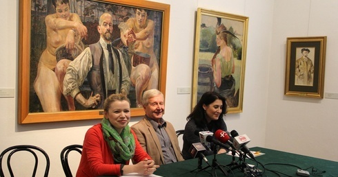 O muzeum w nowej szacie mówili podczas konferencji prasowej (od lewej): Paulina Szymalak-Bugajska, Adam Zieleziński i Ilona Pulnar-Ferdjani. W tle obrazy Jacka Malczewskiego