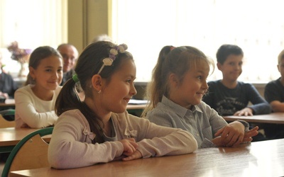 Dzieci z Rzuchowej podczas katechezy synodalnej