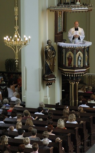 Proboszcz głosi kazanie swoim parafianom