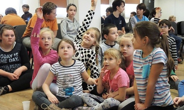 Dzieci członków "Miasta na Górze" i podopiecznych Towarzystwa Pomocy im. św. Brata Alberta na wspólnym spotkaniu ewangelizacyjnym