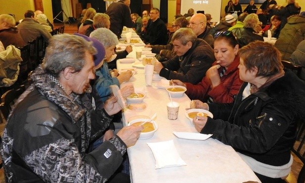 Na wszystkich czekał posiłek przygotowany w sali parafii NSPJ w Bielsku-Białej
