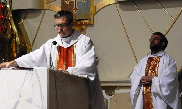 Ks. Robert Kasprowski i ks. Marcin Żydzik SDS sprawowali Mszę św. w kaplicy  kościołą NSPJ