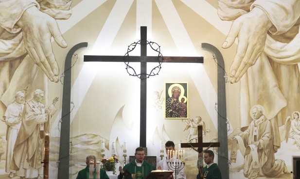 Modlitwie w tym kościele towarzyszą postacie trzech papieży, uwiecznione na polichromii w prezbiterium...