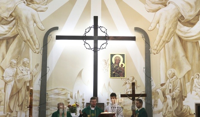 Modlitwie w tym kościele towarzyszą postacie trzech papieży, uwiecznione na polichromii w prezbiterium...