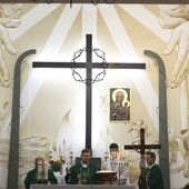 Modlitwie w tym kościele towarzyszą postacie trzech papieży, uwiecznione na polichromii w prezbiterium...