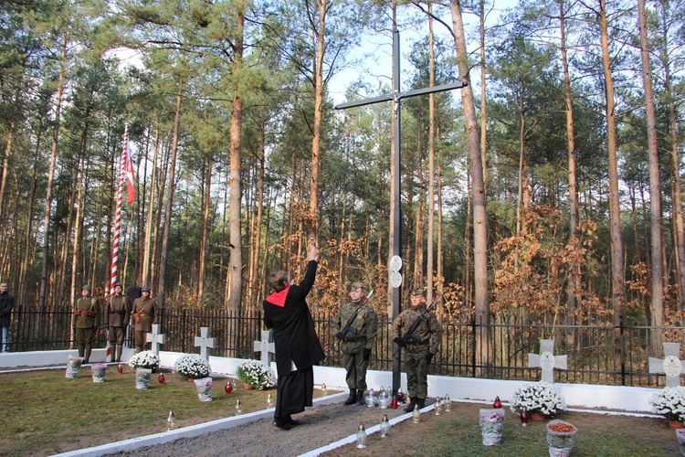 Poświęcenie cmentarza w Leontynowie