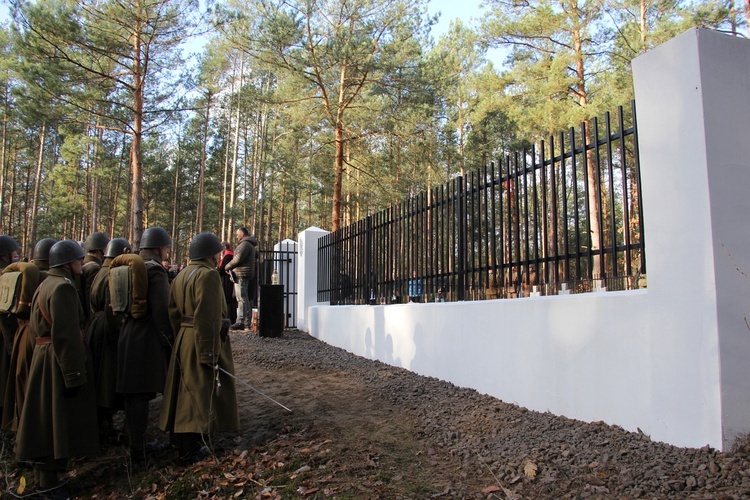 Poświęcenie cmentarza w Leontynowie