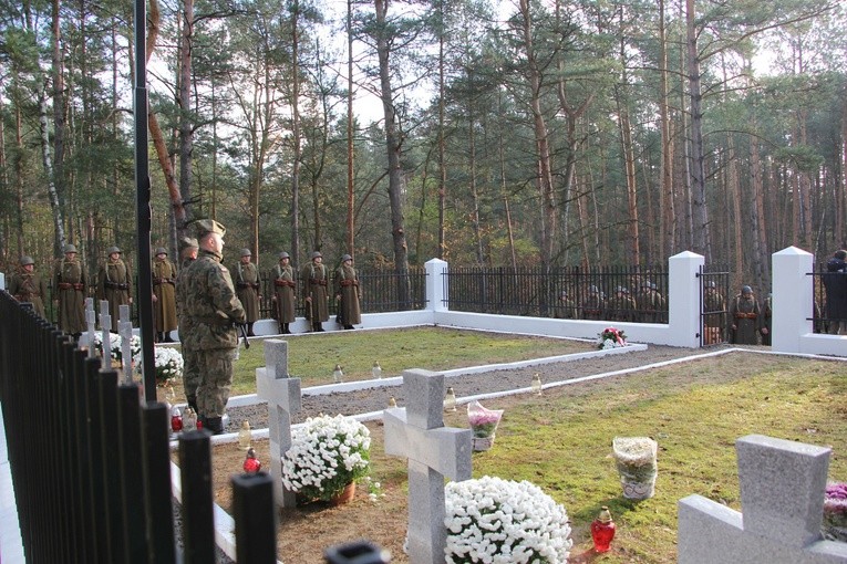 Poświęcenie cmentarza w Leontynowie