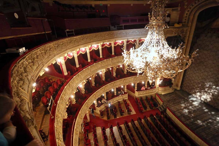 Opuszczanie żyrandola w Teatrze im. Słowackiego w Krakowie