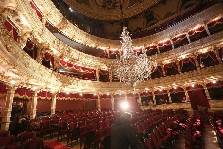 Opuszczanie żyrandola w Teatrze im. Słowackiego w Krakowie