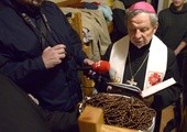 Różańce dla podopiecznych Domu dla Bezdomnych poświęcił bp Henryk Tomasik