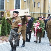 ▲	Pogrzeb ekshumowanego na Błatniej plut. „Edka” Edwarda Biesoka w Mazańcowicach.