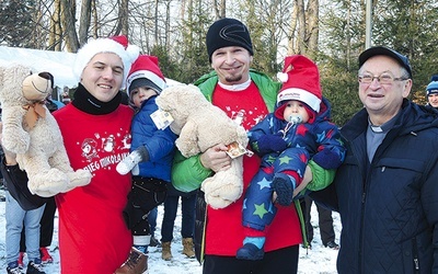▲	Najmłodsi uczestnicy biegu z „Nadzieją” w 2016 r.: Sebastian Glanowski i Michał Trela ze swoimi ojcami oraz ks. Józefem Walusiakiem. 
