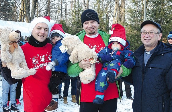 ▲	Najmłodsi uczestnicy biegu z „Nadzieją” w 2016 r.: Sebastian Glanowski i Michał Trela ze swoimi ojcami oraz ks. Józefem Walusiakiem. 