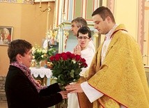 ▲	25 czerwonych róż odbiera kapelan, ks. Piotr Maślanka.