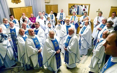 W uroczystości wzięli udział księża, którzy w okresie formacji do kapłaństwa odbyli służbę wojskową.
