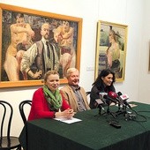 ▲	O nowej szacie placówki mówili podczas konferencji prasowej (od lewej): Paulina Szymalak-Bugajska, Adam Zieleziński i Ilona Pulnar-Ferdjani. W tle obrazy wybitnego artysty.