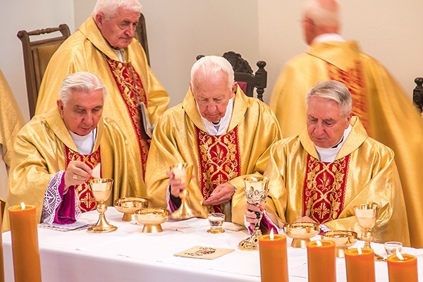 ▲	Obaj arcybiskupi sprawowali funkcje przewodniczących Komisji Episkopatu Polski ds. Misji.
