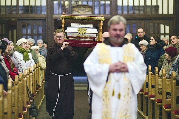 ▲	Relikwie bł. o. Honorata wnieśli do świątyni bracia kapucyni.