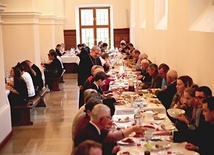 Wspólny obiad w seminarium duchownym.