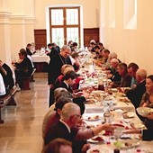 Wspólny obiad w seminarium duchownym.