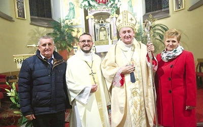Ks. Radosław Słowik i jego rodzice z biskupem Andrzejem Jeżem.