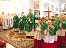 Liturgiczna Służba Ołtarza w Dobrej. W środku ks. Jakub Jasiak, opiekun.