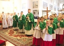 Liturgiczna Służba Ołtarza w Dobrej. W środku ks. Jakub Jasiak, opiekun.