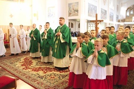 Liturgiczna Służba Ołtarza w Dobrej. W środku ks. Jakub Jasiak, opiekun.