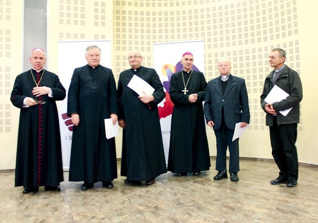 Na zdjęciu od lewej: biskup gliwicki Jan Kopiec, ks. Rudolf Halemba, ks. Piotr Kansy, biskup nominat Andrzej Iwanecki, ks. Herbert Jeziorski i ks. Piotr Puchała.